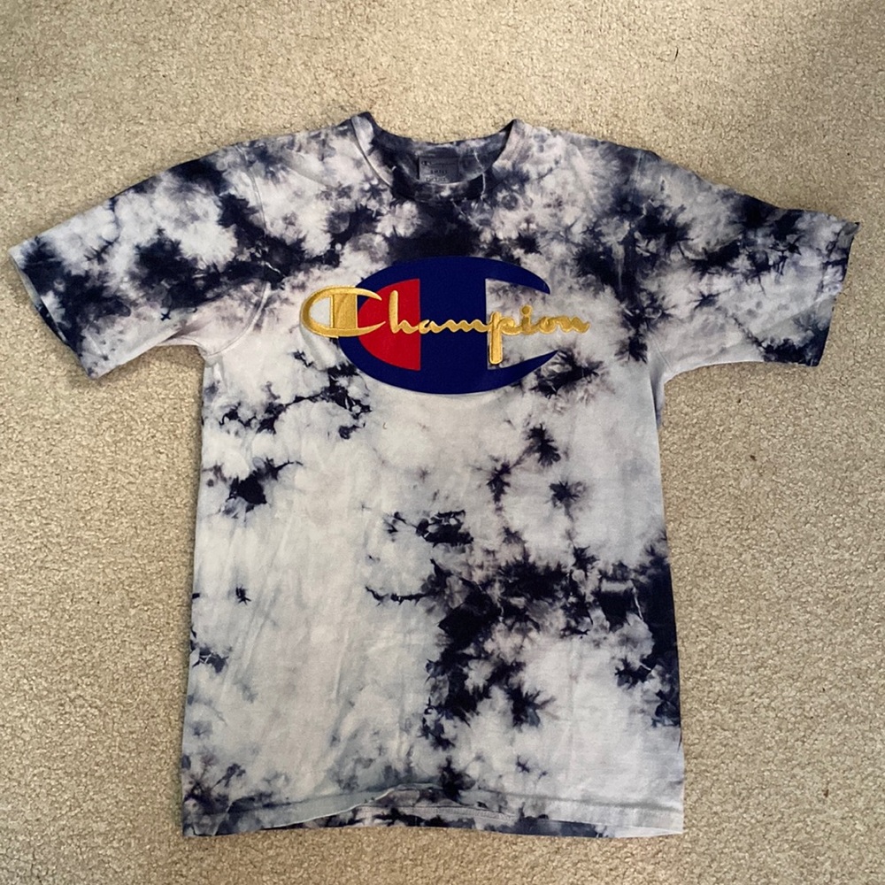 A sort of tie dye navy blue and white women’s champion t-shirt.